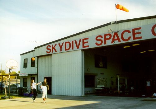 Le Skydive Space Center...